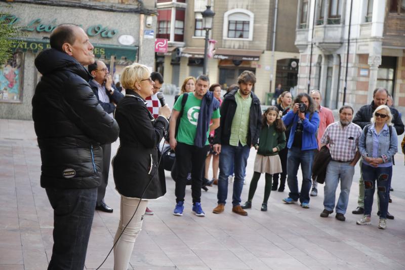 Centenares de personas han llenado las plazas de numerosas localidades asturianas para expresar su rechazo a la sentencia de 'La Manada', que condena a los cinco acusados a nueve años de prisión por abusos, pero no por agresión sexual a la víctima de sanfermines. Los gritos de «No es no» y «Yo sí te creo» ha sonado firme en todos los puntos de la región. 