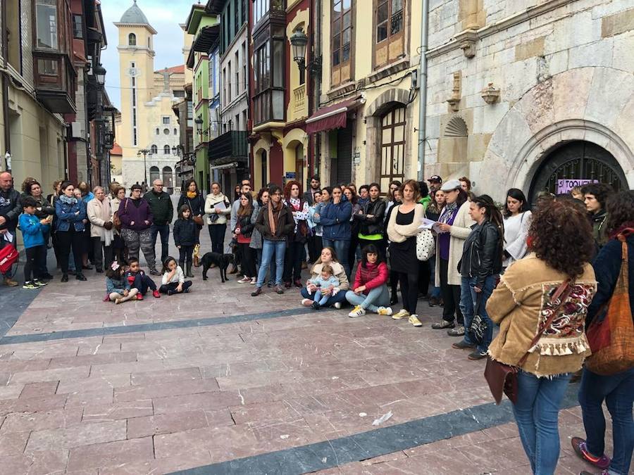 Centenares de personas han llenado las plazas de numerosas localidades asturianas para expresar su rechazo a la sentencia de 'La Manada', que condena a los cinco acusados a nueve años de prisión por abusos, pero no por agresión sexual a la víctima de sanfermines. Los gritos de «No es no» y «Yo sí te creo» ha sonado firmes en Oviedo, Gijón, Avilés, las Cuencas y varios concejos de Oriente y Occidente. 