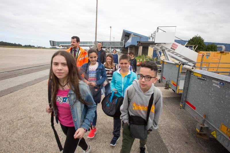 El requisito para participar en el programa es «no haber volado nunca», algo que cumplen todos los jóvenes pasajeros de Volotea. «Tienen edades entre los 10 y 13 años, ya que son alumnos de quinto y sexto de Primaria, así como de Primero de Secundaria»