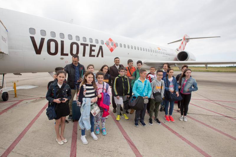 El requisito para participar en el programa es «no haber volado nunca», algo que cumplen todos los jóvenes pasajeros de Volotea. «Tienen edades entre los 10 y 13 años, ya que son alumnos de quinto y sexto de Primaria, así como de Primero de Secundaria»