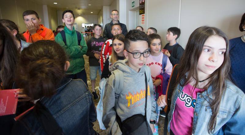 El requisito para participar en el programa es «no haber volado nunca», algo que cumplen todos los jóvenes pasajeros de Volotea. «Tienen edades entre los 10 y 13 años, ya que son alumnos de quinto y sexto de Primaria, así como de Primero de Secundaria»