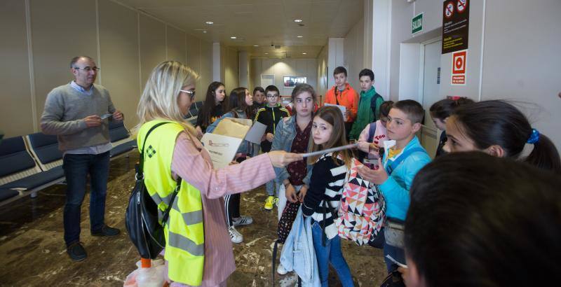 El requisito para participar en el programa es «no haber volado nunca», algo que cumplen todos los jóvenes pasajeros de Volotea. «Tienen edades entre los 10 y 13 años, ya que son alumnos de quinto y sexto de Primaria, así como de Primero de Secundaria»