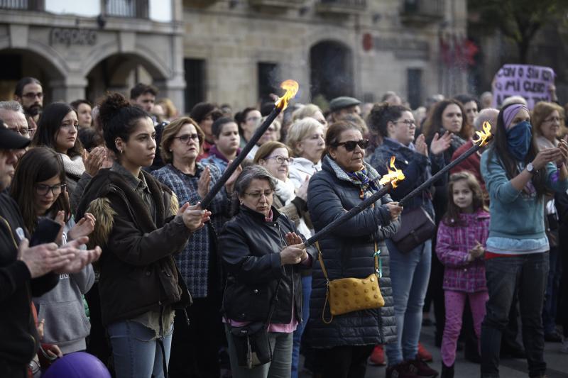 Centenares de personas han llenado las plazas de numerosas localidades asturianas para expresar su rechazo a la sentencia de 'La Manada', que condena a los cinco acusados a nueve años de prisión por abusos, pero no por agresión sexual a la víctima de sanfermines. Los gritos de «No es no» y «Yo sí te creo» ha sonado firmes en Oviedo, Gijón, Avilés, las Cuencas y varios concejos de Oriente y Occidente. 