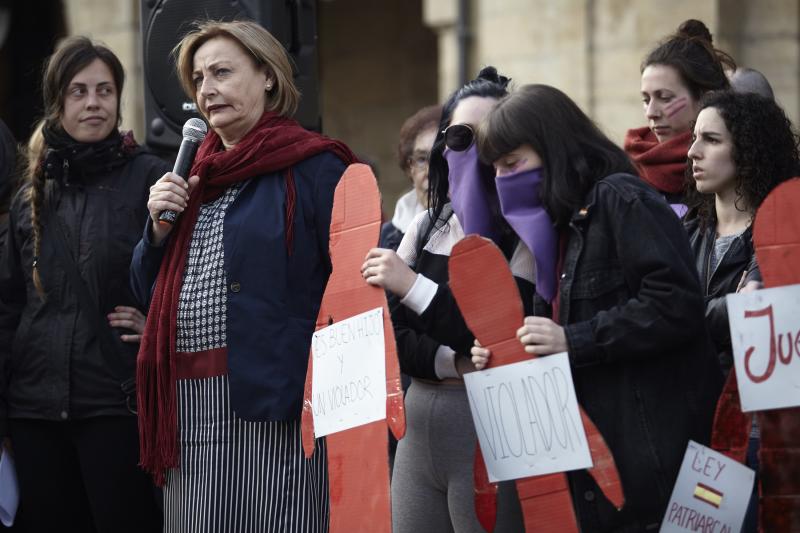 Centenares de personas han llenado las plazas de numerosas localidades asturianas para expresar su rechazo a la sentencia de 'La Manada', que condena a los cinco acusados a nueve años de prisión por abusos, pero no por agresión sexual a la víctima de sanfermines. Los gritos de «No es no» y «Yo sí te creo» ha sonado firmes en Oviedo, Gijón, Avilés, las Cuencas y varios concejos de Oriente y Occidente. 