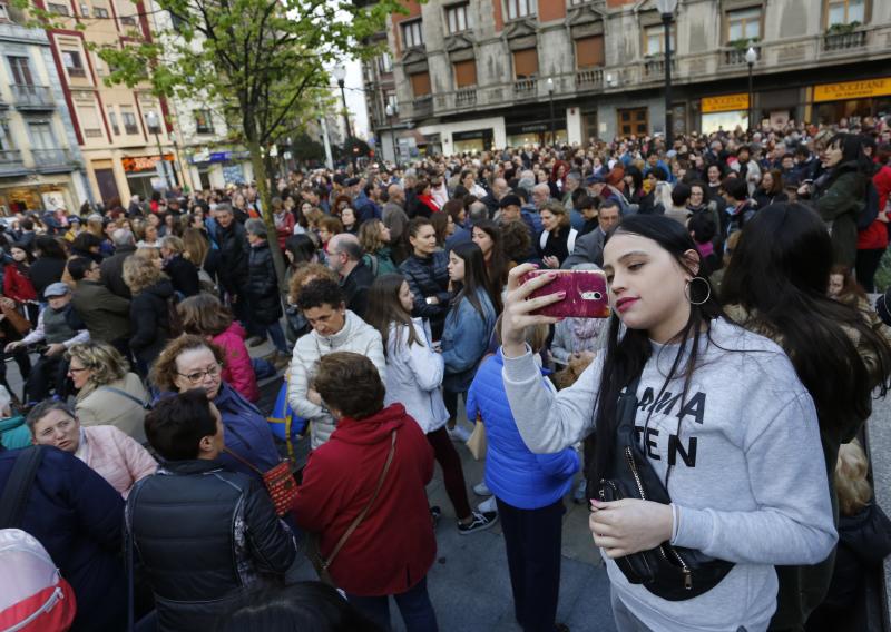 Centenares de personas han llenado las plazas de numerosas localidades asturianas para expresar su rechazo a la sentencia de 'La Manada', que condena a los cinco acusados a nueve años de prisión por abusos, pero no por agresión sexual a la víctima de sanfermines. Los gritos de «No es no» y «Yo sí te creo» ha sonado firmes en Oviedo, Gijón, Avilés, las Cuencas y varios concejos de Oriente y Occidente. 