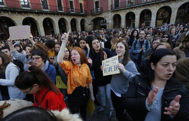 Centenares de personas han llenado las plazas de numerosas localidades asturianas para expresar su rechazo a la sentencia de 'La Manada', que condena a los cinco acusados a nueve años de prisión por abusos, pero no por agresión sexual a la víctima de sanfermines. Los gritos de «No es no» y «Yo sí te creo» ha sonado firmes en Oviedo, Gijón, Avilés, las Cuencas y varios concejos de Oriente y Occidente. 