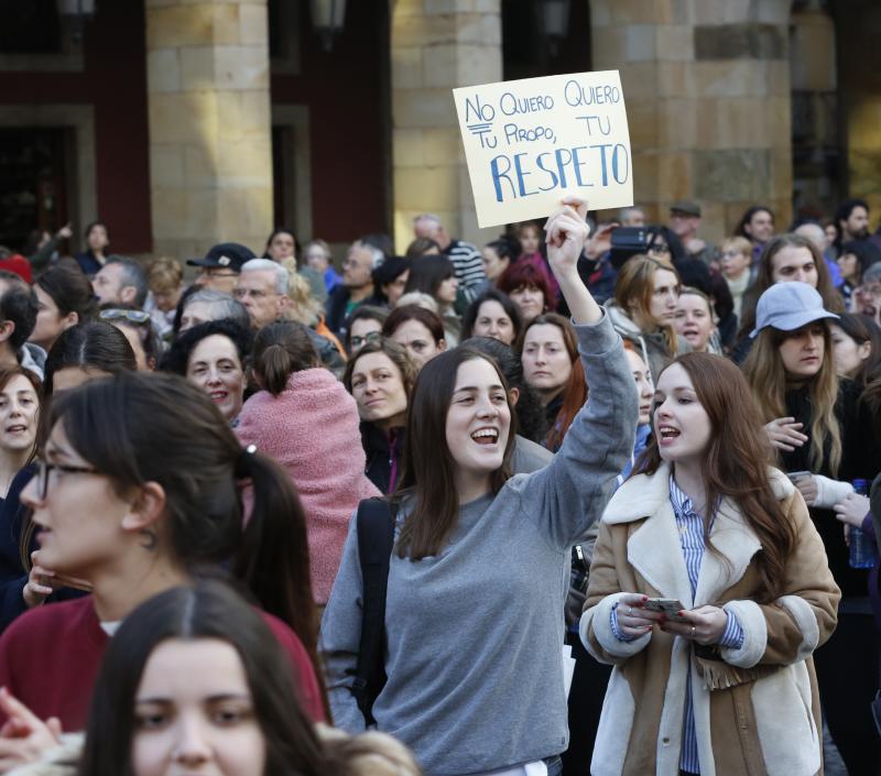 Centenares de personas han llenado las plazas de numerosas localidades asturianas para expresar su rechazo a la sentencia de 'La Manada', que condena a los cinco acusados a nueve años de prisión por abusos, pero no por agresión sexual a la víctima de sanfermines. Los gritos de «No es no» y «Yo sí te creo» ha sonado firmes en Oviedo, Gijón, Avilés, las Cuencas y varios concejos de Oriente y Occidente. 