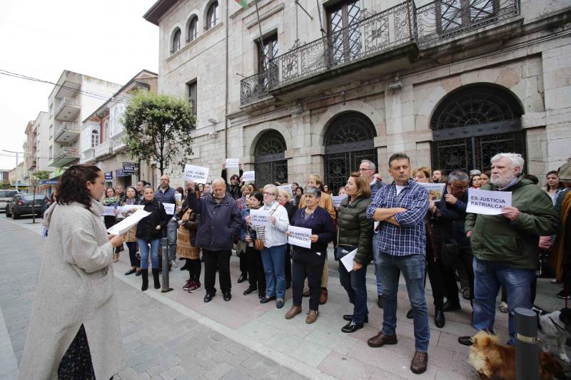 Centenares de personas han llenado las plazas de numerosas localidades asturianas para expresar su rechazo a la sentencia de 'La Manada', que condena a los cinco acusados a nueve años de prisión por abusos, pero no por agresión sexual a la víctima de sanfermines. Los gritos de «No es no» y «Yo sí te creo» ha sonado firmes en Oviedo, Gijón, Avilés, las Cuencas y varios concejos de Oriente y Occidente. 