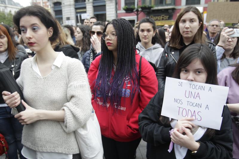 Centenares de personas han llenado las plazas de numerosas localidades asturianas para expresar su rechazo a la sentencia de 'La Manada', que condena a los cinco acusados a nueve años de prisión por abusos, pero no por agresión sexual a la víctima de sanfermines. Los gritos de «No es no» y «Yo sí te creo» ha sonado firmes en Oviedo, Gijón, Avilés, las Cuencas y varios concejos de Oriente y Occidente. 