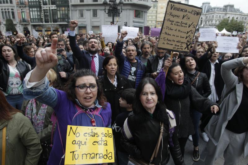 Centenares de personas han llenado las plazas de numerosas localidades asturianas para expresar su rechazo a la sentencia de 'La Manada', que condena a los cinco acusados a nueve años de prisión por abusos, pero no por agresión sexual a la víctima de sanfermines. Los gritos de «No es no» y «Yo sí te creo» ha sonado firmes en Oviedo, Gijón, Avilés, las Cuencas y varios concejos de Oriente y Occidente. 