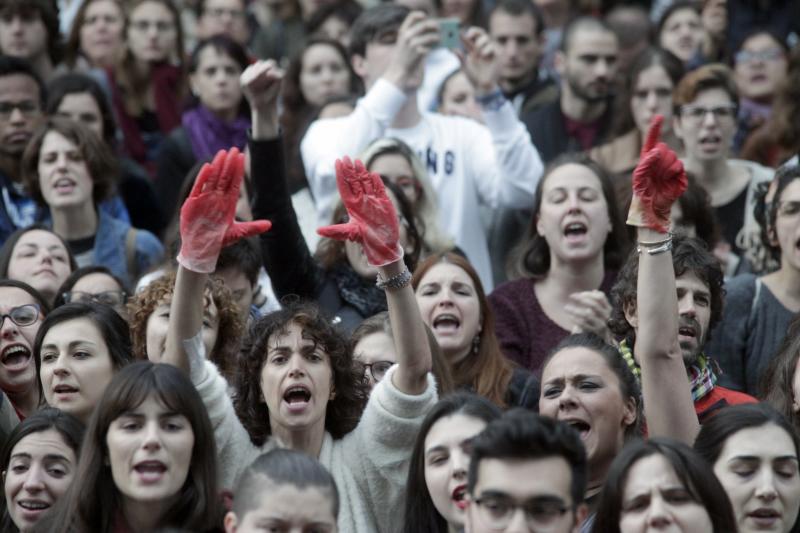 Centenares de personas han llenado las plazas de numerosas localidades asturianas para expresar su rechazo a la sentencia de 'La Manada', que condena a los cinco acusados a nueve años de prisión por abusos, pero no por agresión sexual a la víctima de sanfermines. Los gritos de «No es no» y «Yo sí te creo» ha sonado firmes en Oviedo, Gijón, Avilés, las Cuencas y varios concejos de Oriente y Occidente. 