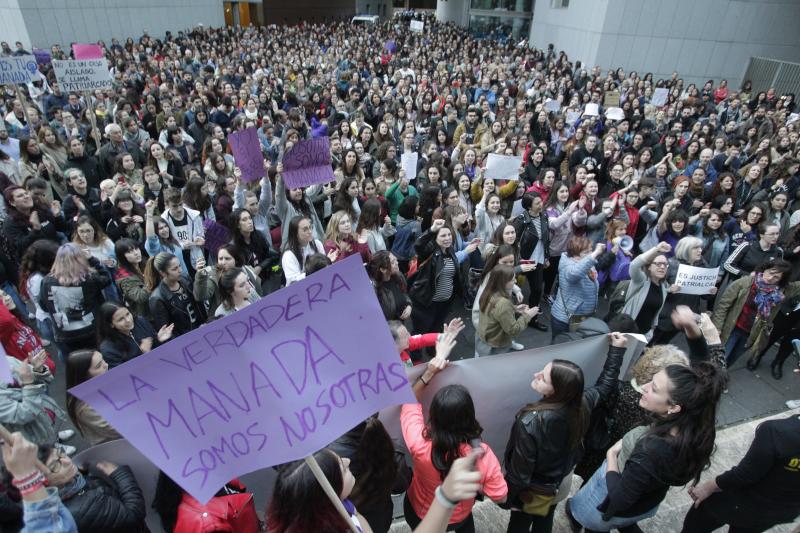 Centenares de personas han llenado las plazas de numerosas localidades asturianas para expresar su rechazo a la sentencia de 'La Manada', que condena a los cinco acusados a nueve años de prisión por abusos, pero no por agresión sexual a la víctima de sanfermines. Los gritos de «No es no» y «Yo sí te creo» ha sonado firmes en Oviedo, Gijón, Avilés, las Cuencas y varios concejos de Oriente y Occidente. 