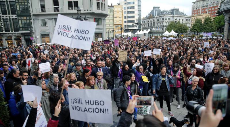 Centenares de personas han llenado las plazas de numerosas localidades asturianas para expresar su rechazo a la sentencia de 'La Manada', que condena a los cinco acusados a nueve años de prisión por abusos, pero no por agresión sexual a la víctima de sanfermines. Los gritos de «No es no» y «Yo sí te creo» ha sonado firmes en Oviedo, Gijón, Avilés, las Cuencas y varios concejos de Oriente y Occidente. 