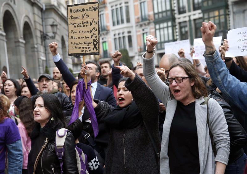 Centenares de personas han llenado las plazas de numerosas localidades asturianas para expresar su rechazo a la sentencia de 'La Manada', que condena a los cinco acusados a nueve años de prisión por abusos, pero no por agresión sexual a la víctima de sanfermines. Los gritos de «No es no» y «Yo sí te creo» ha sonado firmes en Oviedo, Gijón, Avilés, las Cuencas y varios concejos de Oriente y Occidente. 