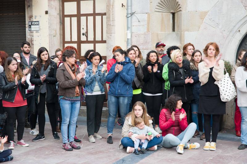 Centenares de personas han llenado las plazas de numerosas localidades asturianas para expresar su rechazo a la sentencia de 'La Manada', que condena a los cinco acusados a nueve años de prisión por abusos, pero no por agresión sexual a la víctima de sanfermines. Los gritos de «No es no» y «Yo sí te creo» ha sonado firmes en Oviedo, Gijón, Avilés, las Cuencas y varios concejos de Oriente y Occidente. 