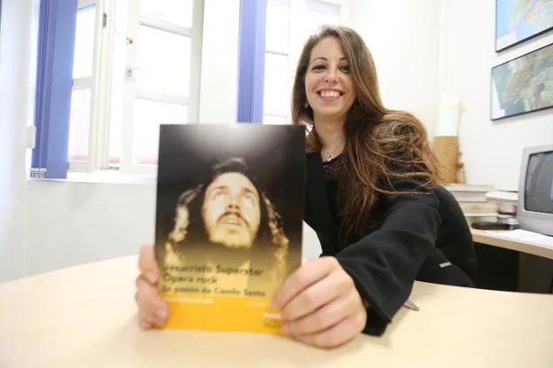 Marta Sarabia muestra su libro sobre el musical. 