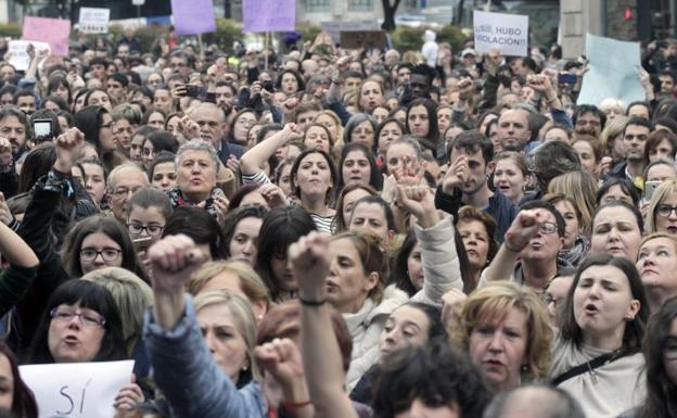 Imagen. Centenares de personas se concentraron en las calles de Oviedo.