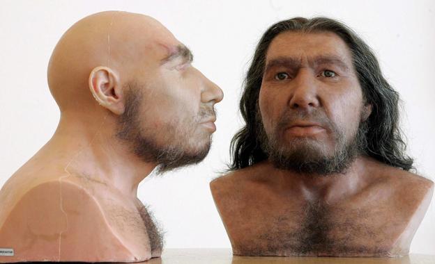 Dos hombres Neandertal en el Rheinisches Landesmuseum en Bonn. 