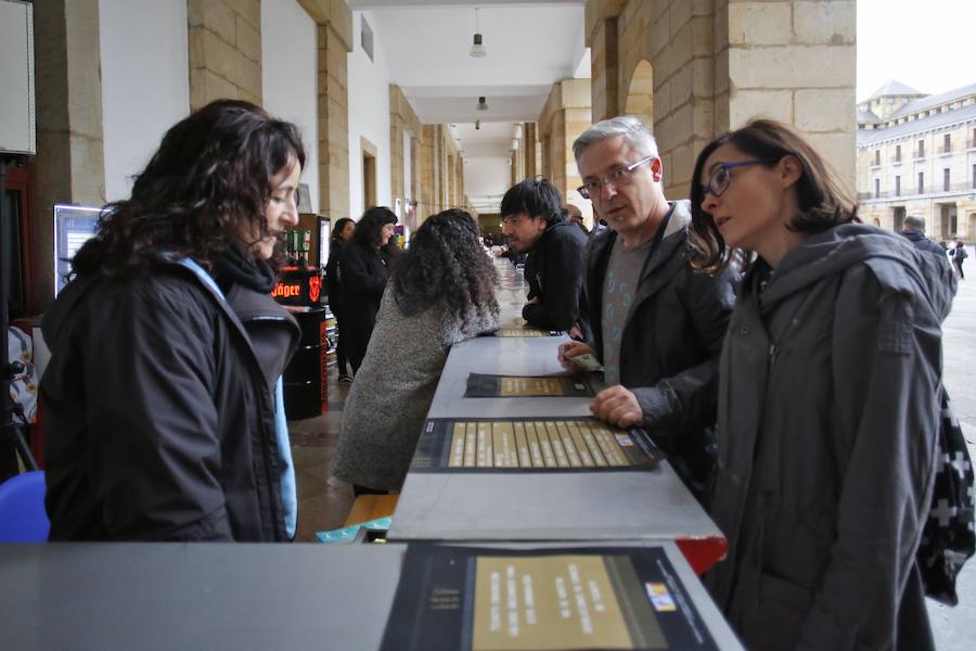 El espectáculo de luz y sonido elegido para abrir la última edición del LEV Gijón ha conquistado a las centenares de personas que han lleando el Teatro de la Laboral. 