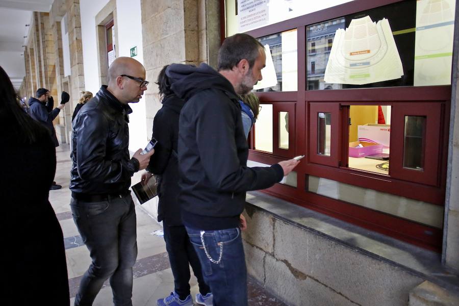 El espectáculo de luz y sonido elegido para abrir la última edición del LEV Gijón ha conquistado a las centenares de personas que han lleando el Teatro de la Laboral. 