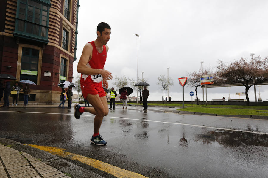 Más de 2.500 atletas han participado en la EDP Media Maratón de Gijón, en la que se ha impuesto el marroquí Said Attadi. ¿Estuviste? ¡Búscate en las fotos!