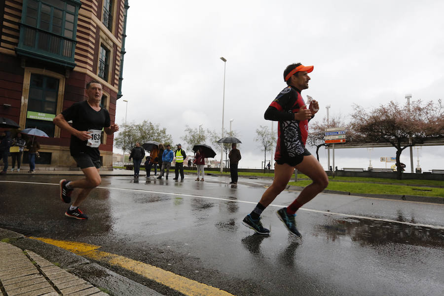 Más de 2.500 atletas han participado en la EDP Media Maratón de Gijón, en la que se ha impuesto el marroquí Said Attadi. ¿Estuviste? ¡Búscate en las fotos!