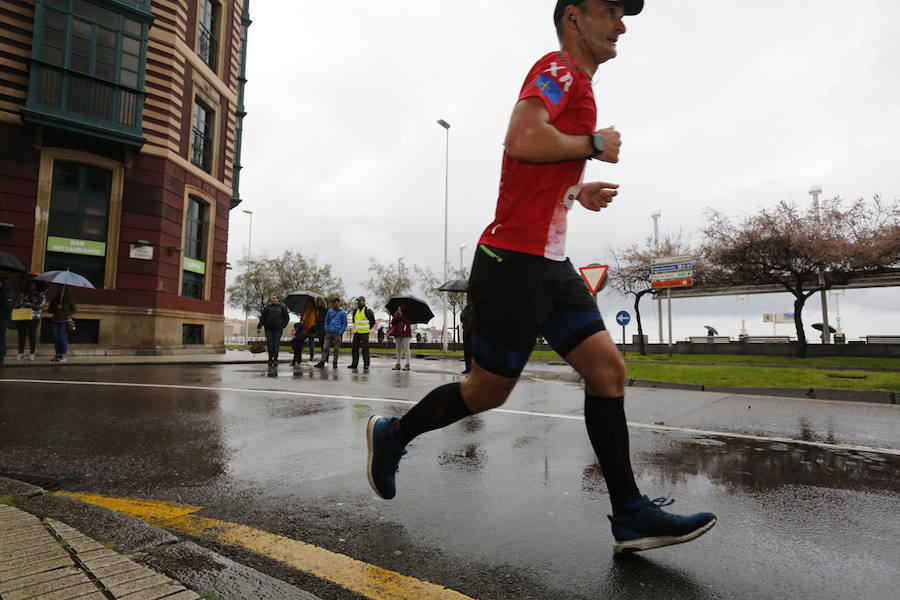 Más de 2.500 atletas han participado en la EDP Media Maratón de Gijón, en la que se ha impuesto el marroquí Said Attadi. ¿Estuviste? ¡Búscate en las fotos!