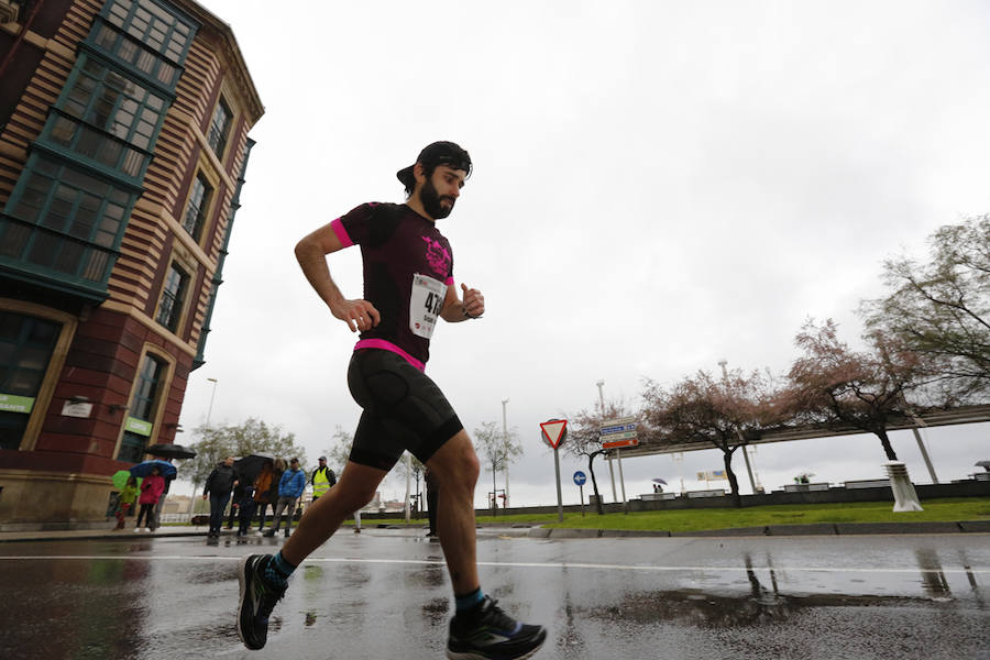 Más de 2.500 atletas han participado en la EDP Media Maratón de Gijón, en la que se ha impuesto el marroquí Said Attadi. ¿Estuviste? ¡Búscate en las fotos!