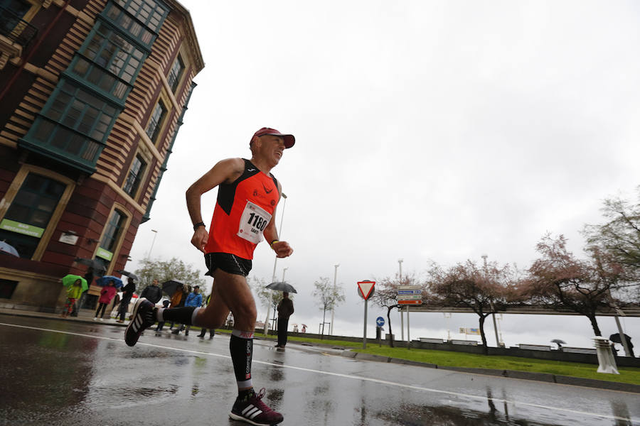 Más de 2.500 atletas han participado en la EDP Media Maratón de Gijón, en la que se ha impuesto el marroquí Said Attadi. ¿Estuviste? ¡Búscate en las fotos!