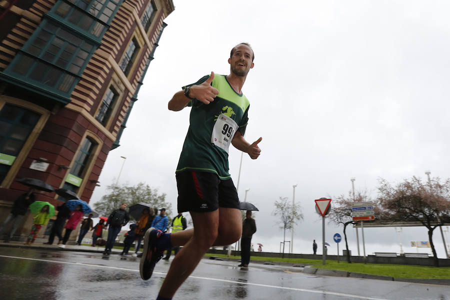 Más de 2.500 atletas han participado en la EDP Media Maratón de Gijón, en la que se ha impuesto el marroquí Said Attadi. ¿Estuviste? ¡Búscate en las fotos!