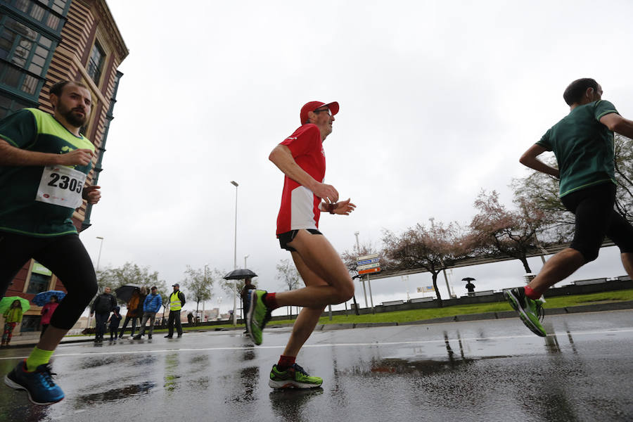 Más de 2.500 atletas han participado en la EDP Media Maratón de Gijón, en la que se ha impuesto el marroquí Said Attadi. ¿Estuviste? ¡Búscate en las fotos!