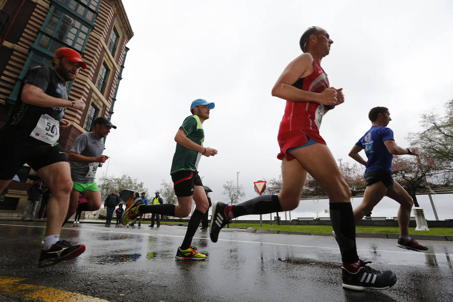 Más de 2.500 atletas han participado en la EDP Media Maratón de Gijón, en la que se ha impuesto el marroquí Said Attadi. ¿Estuviste? ¡Búscate en las fotos!