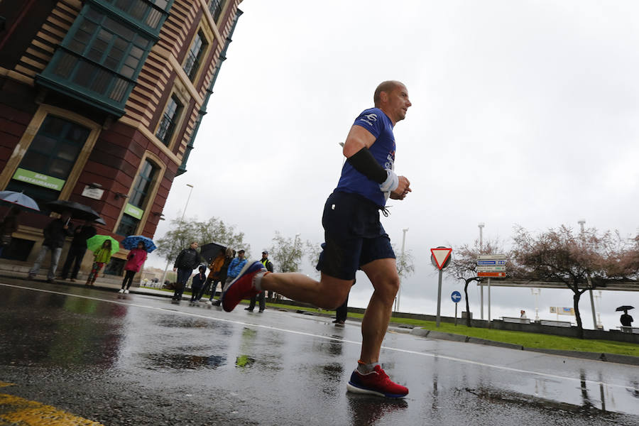 Más de 2.500 atletas han participado en la EDP Media Maratón de Gijón, en la que se ha impuesto el marroquí Said Attadi. ¿Estuviste? ¡Búscate en las fotos!