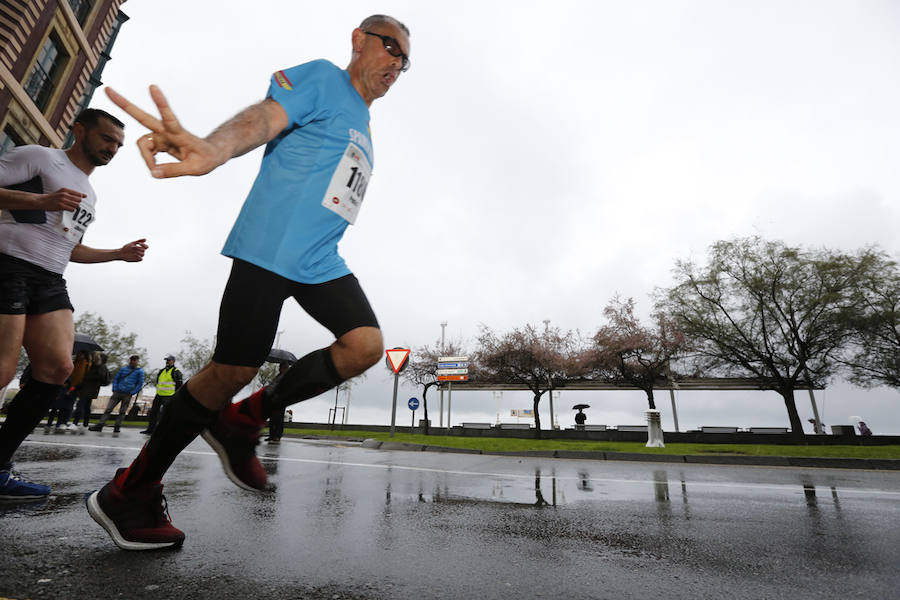 Más de 2.500 atletas han participado en la EDP Media Maratón de Gijón, en la que se ha impuesto el marroquí Said Attadi. ¿Estuviste? ¡Búscate en las fotos!