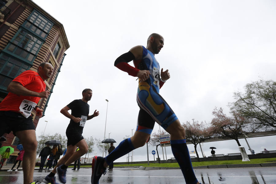 Más de 2.500 atletas han participado en la EDP Media Maratón de Gijón, en la que se ha impuesto el marroquí Said Attadi. ¿Estuviste? ¡Búscate en las fotos!