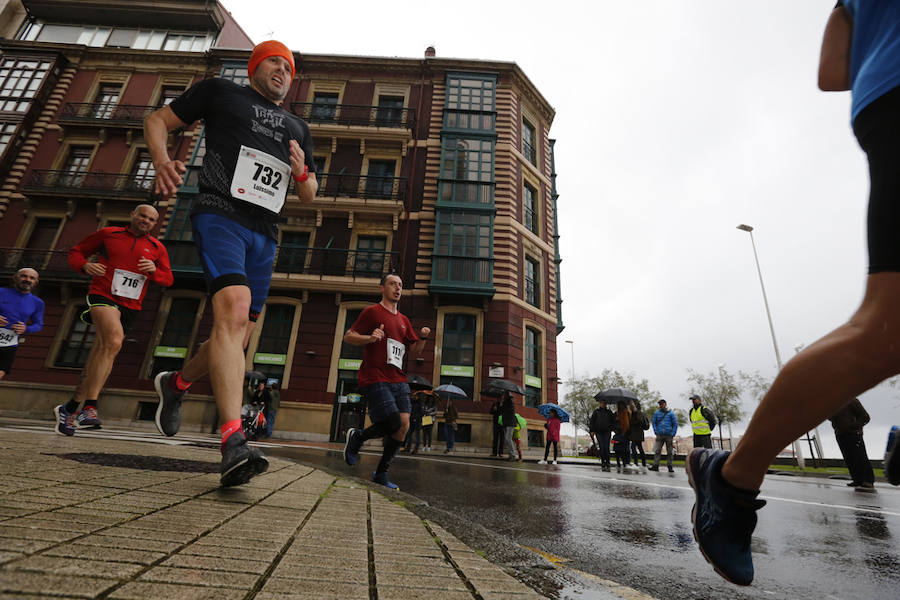 Más de 2.500 atletas han participado en la EDP Media Maratón de Gijón, en la que se ha impuesto el marroquí Said Attadi. ¿Estuviste? ¡Búscate en las fotos!