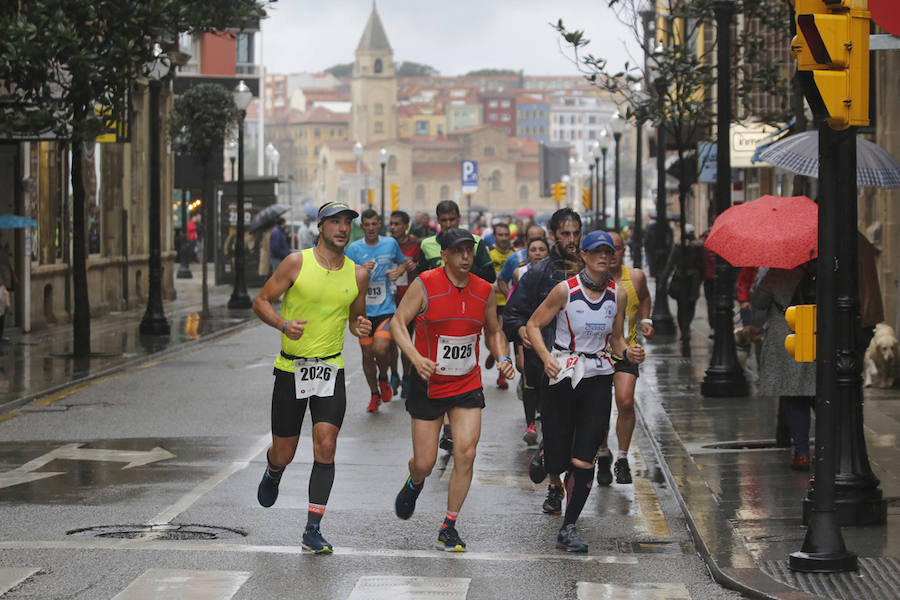 Más de 2.500 atletas han participado en la EDP Media Maratón de Gijón, en la que se ha impuesto el marroquí Said Attadi. ¿Estuviste? ¡Búscate en las fotos!