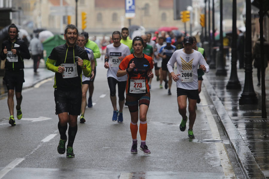 Más de 2.500 atletas han participado en la EDP Media Maratón de Gijón, en la que se ha impuesto el marroquí Said Attadi. ¿Estuviste? ¡Búscate en las fotos!