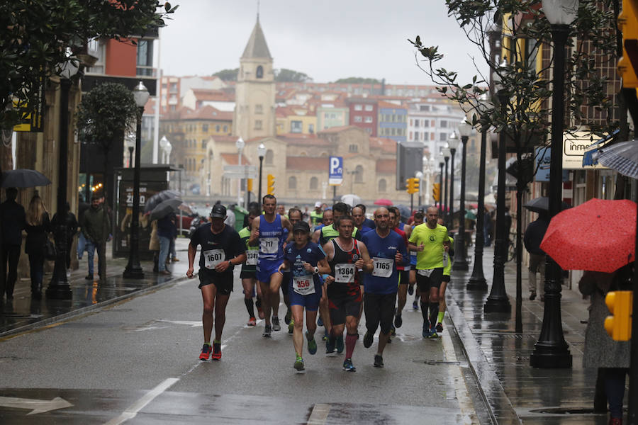 Más de 2.500 atletas han participado en la EDP Media Maratón de Gijón, en la que se ha impuesto el marroquí Said Attadi. ¿Estuviste? ¡Búscate en las fotos!
