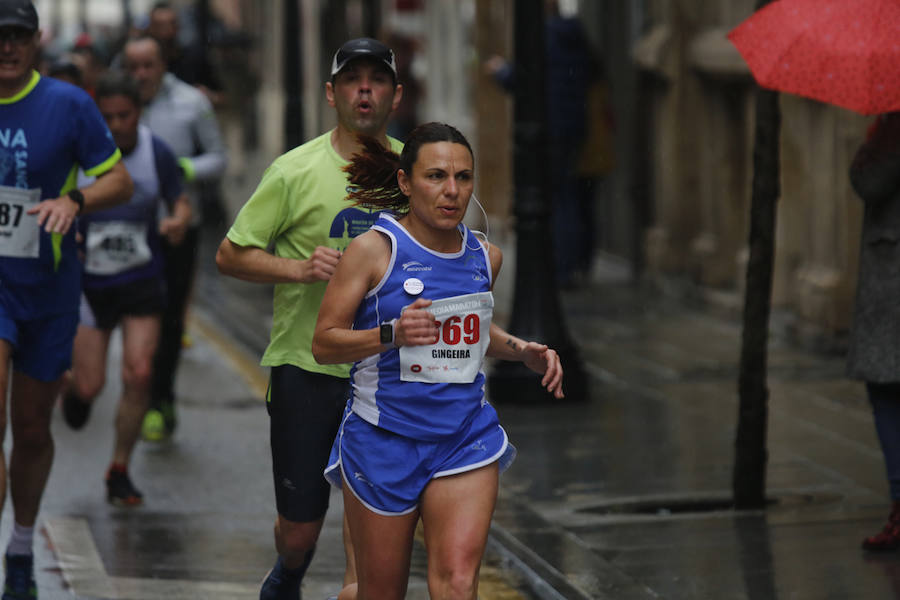 Más de 2.500 atletas han participado en la EDP Media Maratón de Gijón, en la que se ha impuesto el marroquí Said Attadi. ¿Estuviste? ¡Búscate en las fotos!