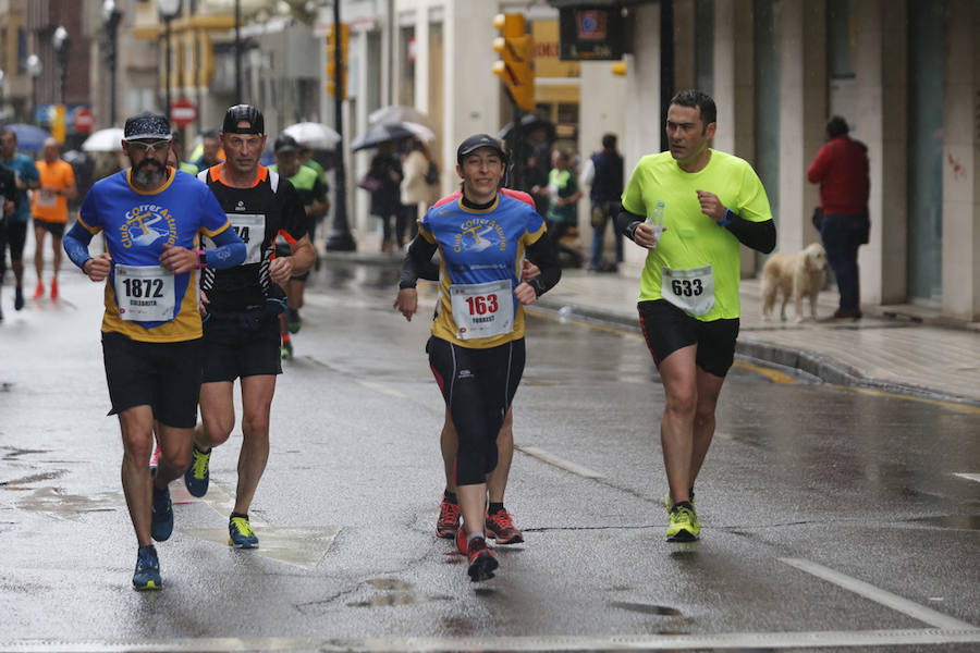 Más de 2.500 atletas han participado en la EDP Media Maratón de Gijón, en la que se ha impuesto el marroquí Said Attadi. ¿Estuviste? ¡Búscate en las fotos!