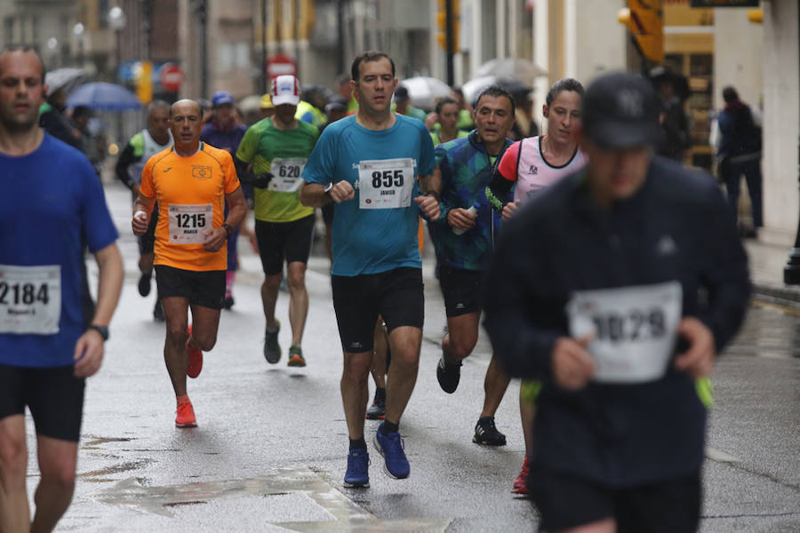 Más de 2.500 atletas han participado en la EDP Media Maratón de Gijón, en la que se ha impuesto el marroquí Said Attadi. ¿Estuviste? ¡Búscate en las fotos!