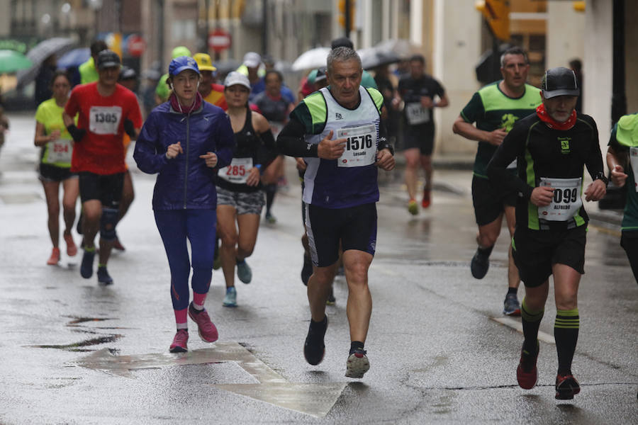 Más de 2.500 atletas han participado en la EDP Media Maratón de Gijón, en la que se ha impuesto el marroquí Said Attadi. ¿Estuviste? ¡Búscate en las fotos!
