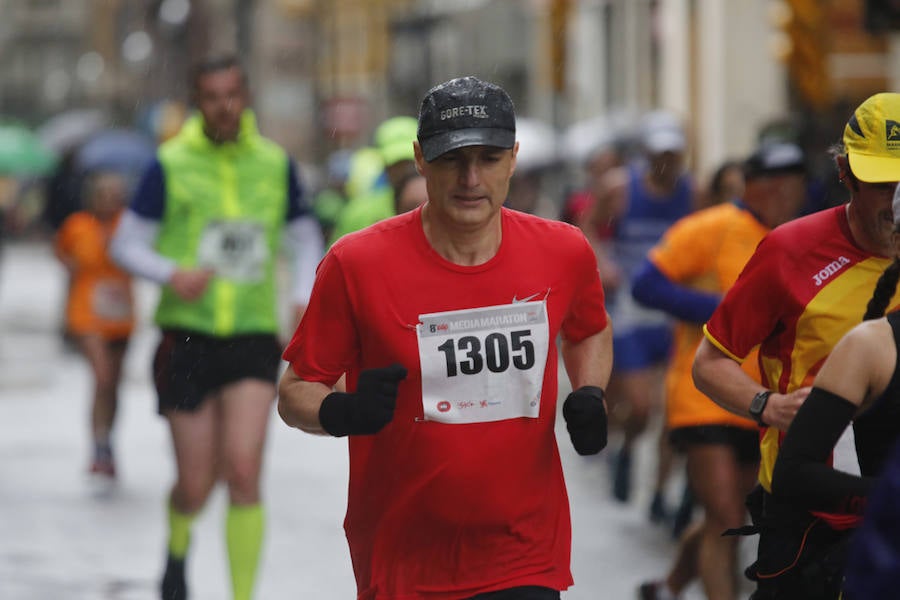 Más de 2.500 atletas han participado en la EDP Media Maratón de Gijón, en la que se ha impuesto el marroquí Said Attadi. ¿Estuviste? ¡Búscate en las fotos!