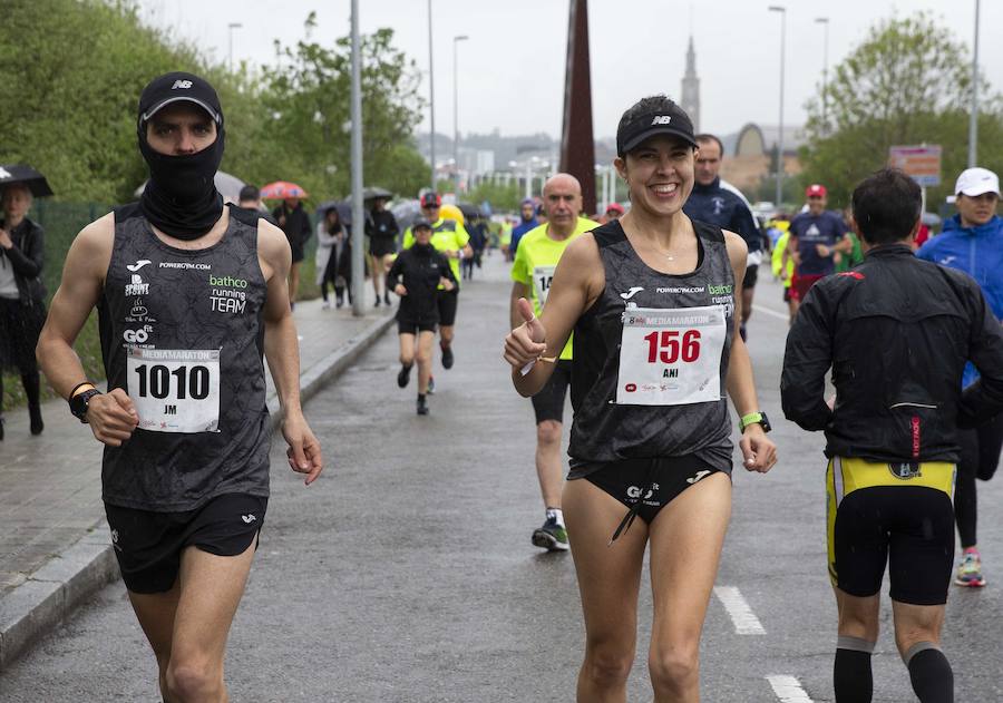 Más de 2.500 atletas han participado en la EDP Media Maratón de Gijón, en la que se ha impuesto el marroquí Said Attadi. ¿Estuviste? ¡Búscate en las fotos!