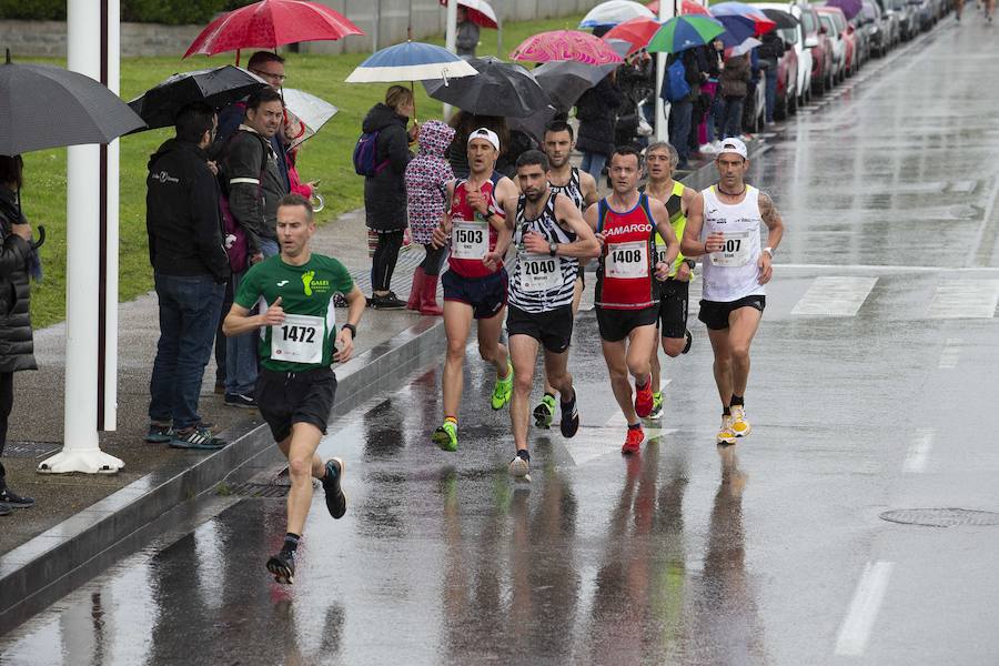 Más de 2.500 atletas han participado en la EDP Media Maratón de Gijón, en la que se ha impuesto el marroquí Said Attadi. ¿Estuviste? ¡Búscate en las fotos!