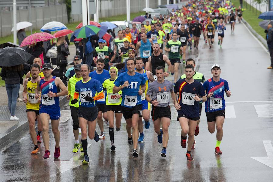Más de 2.500 atletas han participado en la EDP Media Maratón de Gijón, en la que se ha impuesto el marroquí Said Attadi. ¿Estuviste? ¡Búscate en las fotos!