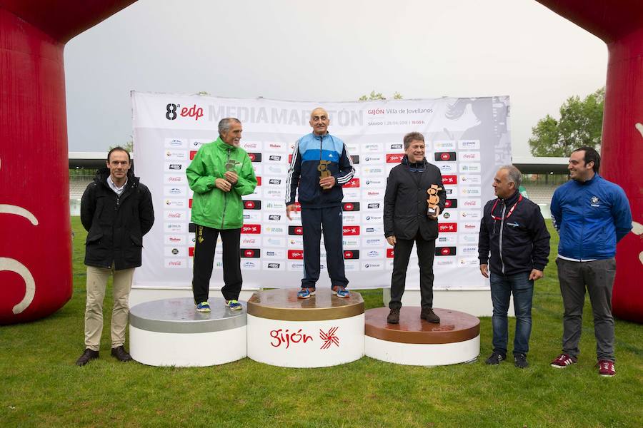 Más de 2.500 atletas han participado en la EDP Media Maratón de Gijón, en la que se ha impuesto el marroquí Said Attadi. ¿Estuviste? ¡Búscate en las fotos!