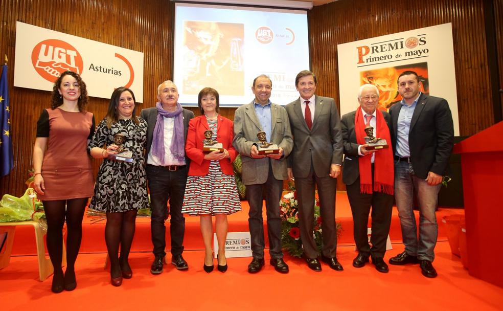 Lidia Lorenzo y Patricia García Cobo, de DXC Technology; el secretario general de UGT, Pepe Álvarez; los premiados Josefina González y Luis Ángel Campomanes; el presidente del Principado, Javier Fernández; el Padre Ángel y el líder de UGT en Asturias, Javier Fernández Lanero. 