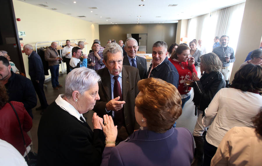 La asociación organizó una comida de hermanamiento en el hotel AC Fórum de la plaza de los Ferroviarios